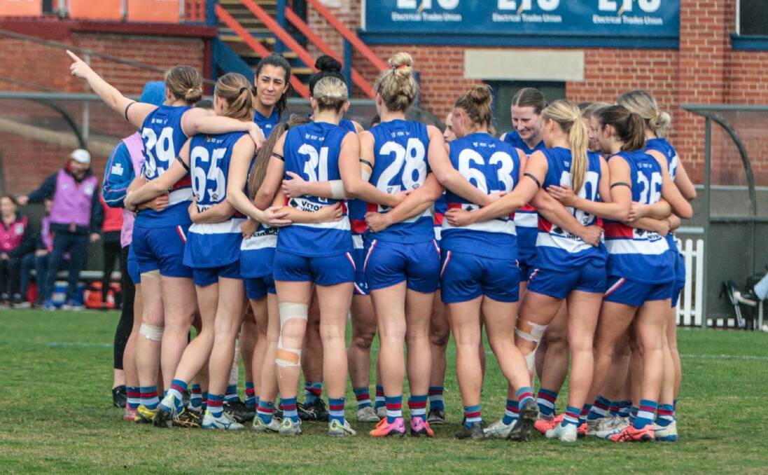 Mary Sandral (39) addresses the Western Bulldogs playing group.