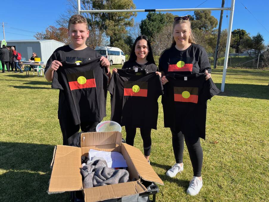 Ty Osmond-Davy, Tateum Ingram and Brodie Davy hand out t-shirts at event in 2022. Picture by Talia Pattison